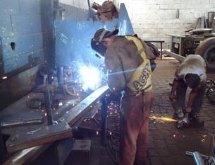 Soldador trabalhando em chassi